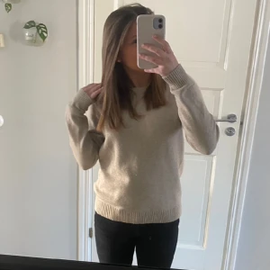 Stickad - Släljer en mycket fin beige stickad från vero Moda då den inte kommer till användning 