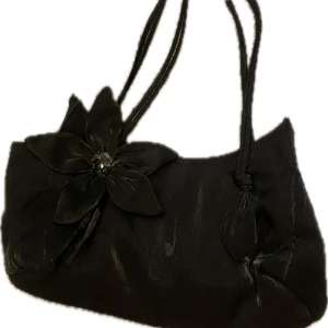 Handväska  - Super fin glansig handväska, aldrig använd