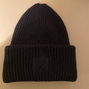 Mössa acne liknande  - En acne liknande mössa som är helt oanvänd! 