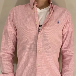 Ralph Lauren Skjorta  - Hej! Säljer nu min skjorta från Ralph Lauren i storlek S, fint skick. Tveka inte på att höra av dig om du har frågor kring varan. 