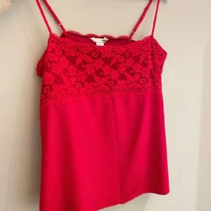 rött linne - säljer ett jätte fint och gulligt rött silke linne med jöttefin spets upptill, passar perfekt nu till jul eller vid finare tillfällen❤️linnet är i storlek M men passar mig som vanligtvis bär Xs- M, köparen står för frakten 