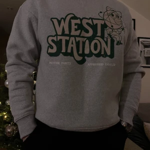 Sweatshirt  - En grå sweatshirt med tryck från pull&bear inköpt från zalando  Storlek M Bra skick 