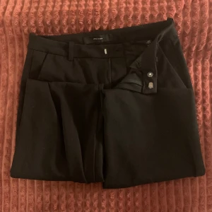 kostymbyxor vero moda  - Kostymbyxor från vero moda i bra skick🖤