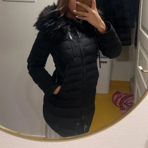 Hollies vinterjacka XS - Svart vinterjacka från Hollies. Använd 1 vinter. Inga hål eller skador. Ingen rökare! Storlek XS