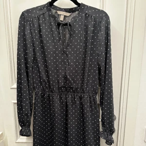 H&M prickig klänning - Prickig klänning från h&m. Storlek 40 men passar även mig som brukar ha storlek 38. Fint skick!