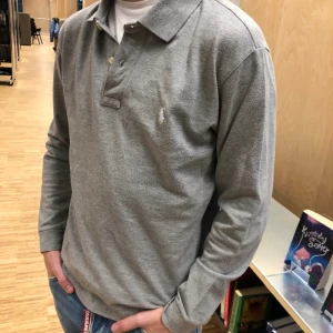 Ralph lauren piké  - Tja! Säljer riktigt snygg Ralph Lauren piké. Den är i storlek S så passar dig runt 170-175 perfekt! Hör av er om ni har frågar! Mvh Felix