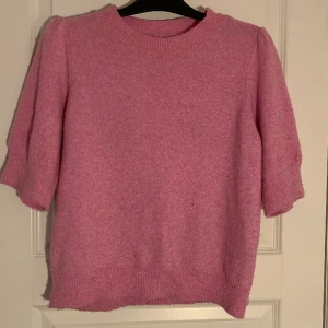 Kortärmad stickad tröja - Supersnygg kortärmad stickad tröja från vero moda🤍 Storlek M men har klippt bort lappen, passar även S🤍  Skriv vid intresse eller frågor🤍