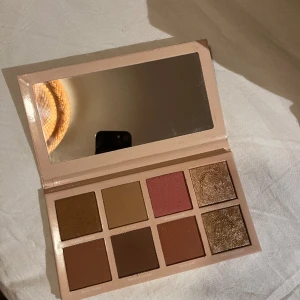 Caia palett - Caias ”summer multi use palett” som är sparsamt använd. Säljs inte längre! Superfina färger att kombinera, lika fina året om! Magiska highlighters💗💫 Bilder gör inte färgerna rättvisa, i verkligheten är de lite ljusare. 