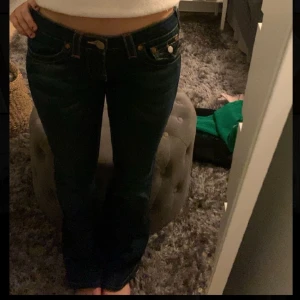 True religion - Säljer nu mina snygga lågmidjade true religion jeans❤️midjemåttet är 38/39 cm tvärsöver