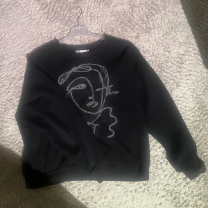 Sweatshirt - Super fin tröja perfekt till vintern, bra skick. 199+frakt