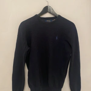 Polo Ralph Lauren sweatshirt - Raffetröja-pima cotton köpt på NK för 1799 och säljer nu vidare. Fin tröja och inget fel på den. Jag skulle säga att den inte ens är XS, den är fortfarande för stor mig och brukar ha S/M Skick 9/10. Skön och stilren, ställ mer frågor ifall det behövs!