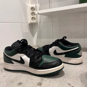 JORDANS - Säljer nu mina så fina jordans då de inte passar, knappt använda så otroligt bra skick🙏🏻🙏🏻nypris 3000, mitt pris 1300. Kan absolut diskuteras vid snabb affär!!❣️❣️de är självklart äkta, köpta på SOLEPLUS, box medföljer!! Perfekt julklapp!!💋