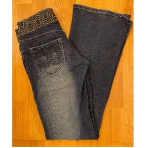 MISS O&Y - Ett par superfina mörk blå lågmidjade jeans från Miss O&Y. De sitter bra då jag har storlek S. Aldrig använda endast testade. För mer bilder skriv. 