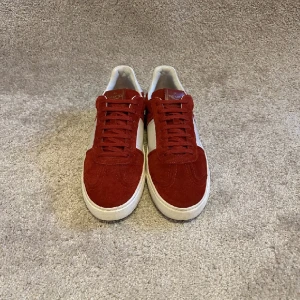 Valentino Flycrews - Hej säljer nu mina sjukt snygga flycrews till ett bra pris dem är bra i bra skick ena skon har tappat 3 spikar och den andra har endast tappat 1 allt og medföljs! Vid några frågor kontakta gärna Mvh// StockholmStilOutlet 