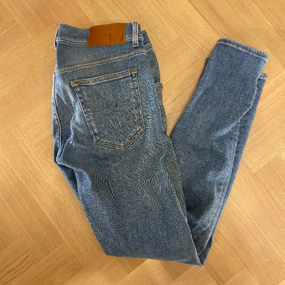 Hej! Säljer nu mina Jeans från märket Tiger Of Sweden , storlek 30/30 fint skick. Varan är givetvis äkta. Modellen är 180cm och väger 70kg Tveka inte på att höra av dig om du har frågor eller funderingar kring varan! . Jeans & Byxor.