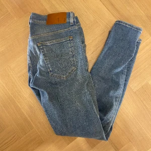 Jeans Tiger Of Sweden  - Hej! Säljer nu mina Jeans från märket Tiger Of Sweden , storlek 30/30 fint skick. Varan är givetvis äkta. Modellen är 180cm och väger 70kg Tveka inte på att höra av dig om du har frågor eller funderingar kring varan! 