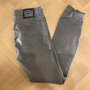 Jeans Levis  - Hej! Säljer nu mina Jeans från märket , storlek 29/32 fint skick. Varan är givetvis äkta. Modellen är 180cm och väger 70kg Tveka inte på att höra av dig om du har frågor eller funderingar kring varan!