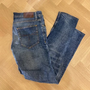 Jeans Tiger Of Sweden  - Hej! Säljer nu mina Jeans från märket Tiger Of Sweden , storlek 30/32 fint skick. Varan är givetvis äkta. Modellen är 180cm och väger 70kg Tveka inte på att höra av dig om du har frågor eller funderingar kring varan!