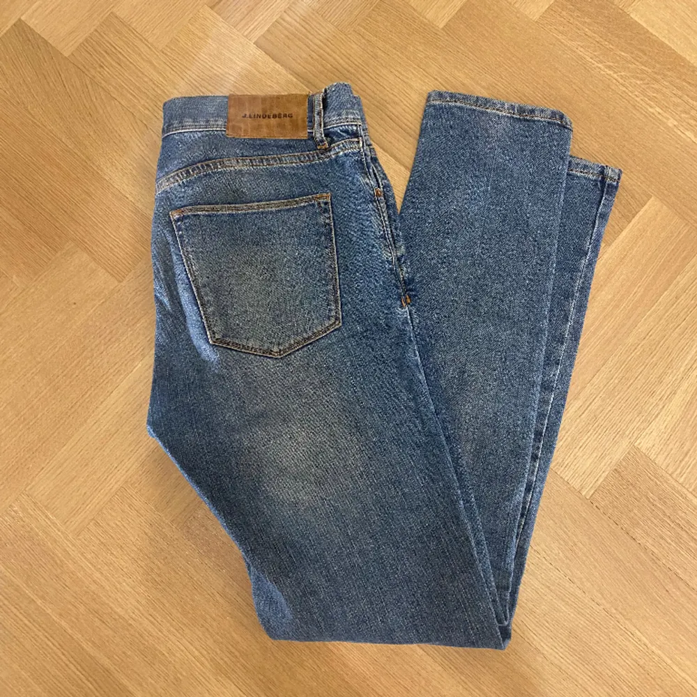 Hej! Säljer nu mina Jeans från märket J.Lindeberg , storlek 30 fint skick. Varan är givetvis äkta. Tveka inte på att höra av dig om du har frågor eller funderingar kring varan!. Jeans & Byxor.