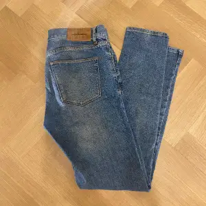 Hej! Säljer nu mina Jeans från märket J.Lindeberg , storlek 30 fint skick. Varan är givetvis äkta. Tveka inte på att höra av dig om du har frågor eller funderingar kring varan!