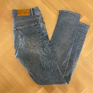 Hej! Säljer nu mina Jeans från märket Tiger Of Sweden , storlek 30 fint skick. Varan är givetvis äkta. Modellen är 180cm och väger 70kg Tveka inte på att höra av dig om du har frågor eller funderingar kring varan! 