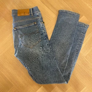 Jeans Tiger Of Sweden  - Hej! Säljer nu mina Jeans från märket Tiger Of Sweden , storlek 30 fint skick. Varan är givetvis äkta. Modellen är 180cm och väger 70kg Tveka inte på att höra av dig om du har frågor eller funderingar kring varan! 