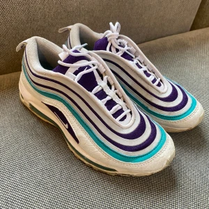 Air max 97 sneakers - Säljer ett par air max 97, inköpta på Humana och de är i väl använt skick med en liten defekt (se bild 3). 