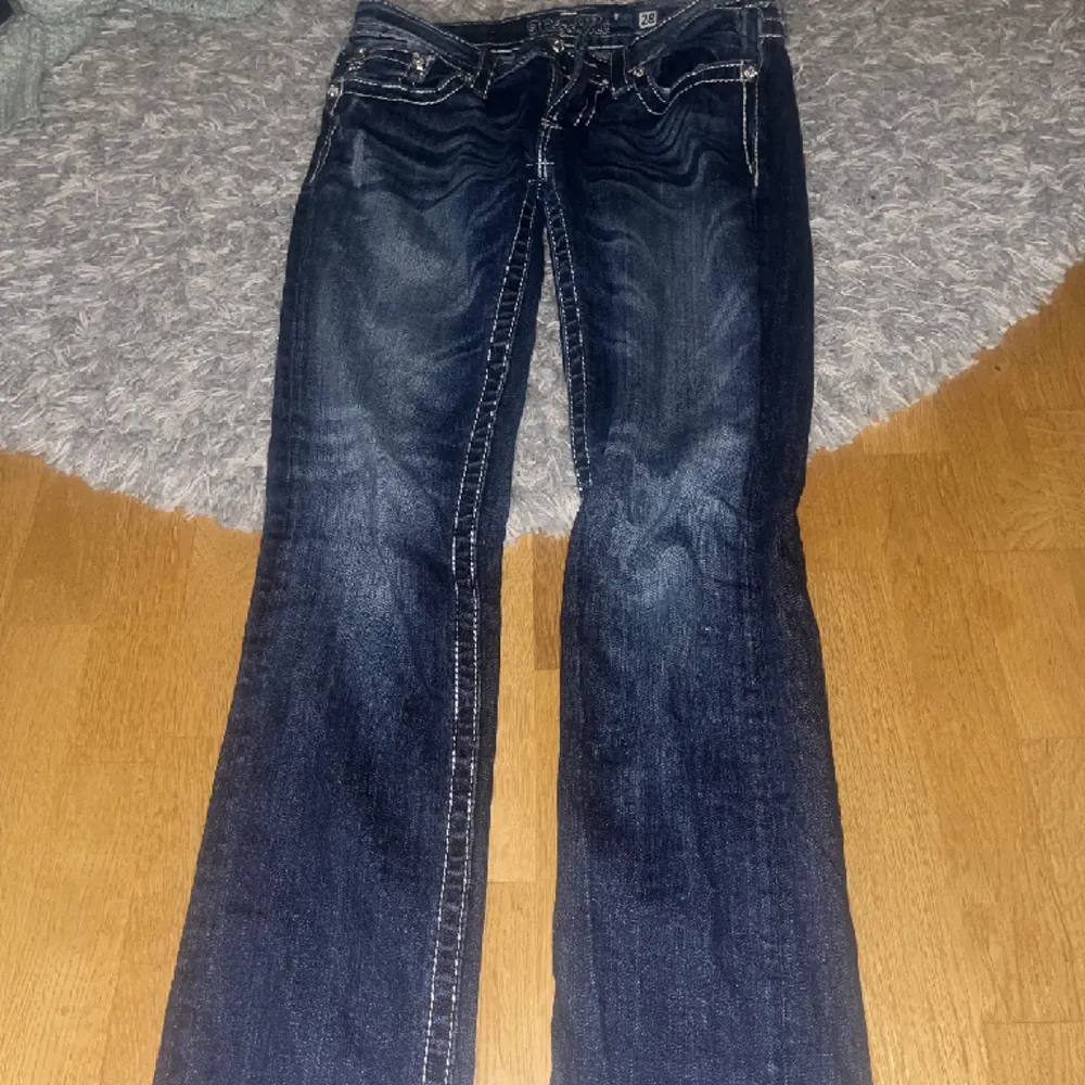 (Miss me 28 straight) Säljer pga att den är stor på mig!  kan också byta mot storlek 27! 🩷sitter även som bootcut!. Jeans & Byxor.