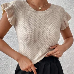 Topp - Säljer en as snygg topp som aldeig är använd. Den är super snygg och passar t allt. Inga dekretet eller skador utan är helt som ny. Den är lite mer beige än den vissar på bilden.