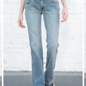 Ett par jättefina jeans som tyvärr inte passade mig därav jag säljer,dom är helt nya med prislappen kvar❤️‍🔥