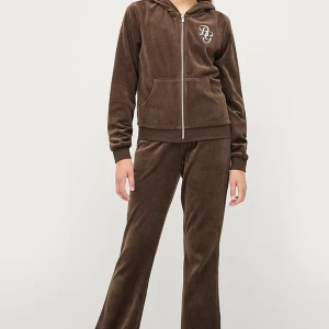 Velourset - Helt nytt set i storlek 146-152 (jag råkade köpa fel storlek) ord pris 449:- rea 314:- just nu på ellos. Jag säljer för 300:- för att slippa skicka tillbaka.   Länk till hemsida https://www.ellos.se/ellos-kids/velourset-celine-b-girl/7018619-04