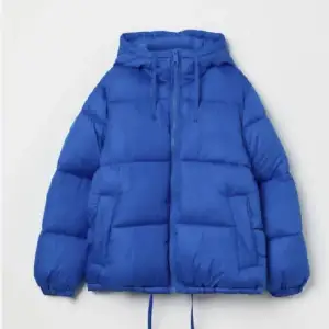 Säljer denna extremt snygga vinter jackan då den inte har blivit särskilt använd. Strl Xs men passar S/M