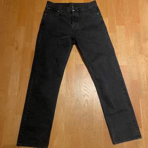 Jeans från hope, modellen heter blend som är en rak och bred passform. Skicket är som nytt!