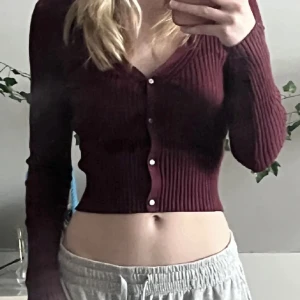 Vinröd kofta - Jättefin kofta från hm. Säljer för att den inte kommer till användning. Enbart använd ett fåtal gånger och är i nyskick!❤️(lånade bilder)