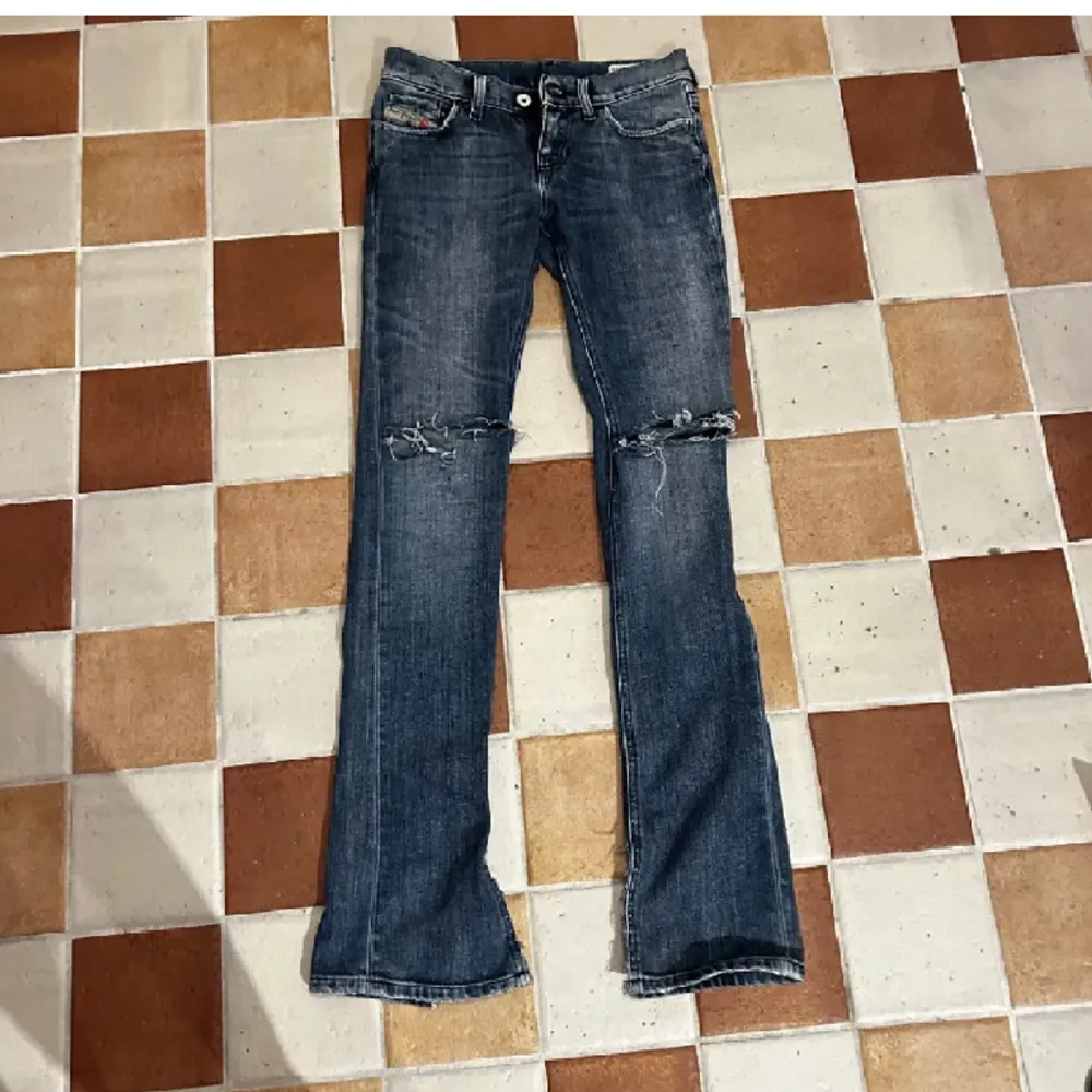 Säljer dessa supersnygga Lågmidjade jeans från diesel då de tyvärr var för små för mig. Slits längst ned och köpta här på plick💕💕Midja:72cm & Innerbendslängd:83cm. Jeans & Byxor.