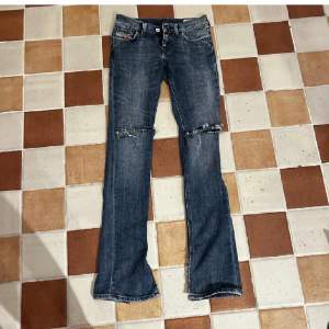 Säljer dessa supersnygga Lågmidjade jeans från diesel då de tyvärr var för små för mig. Slits längst ned och köpta här på plick💕💕Midja:72cm & Innerbendslängd:83cm