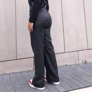 Wide Leather Pants- Vida skinnbyxor/läderbyxor  - Extremt strechiga snygga byxor från Shein. Passar M! Dessa har en matte finish! 