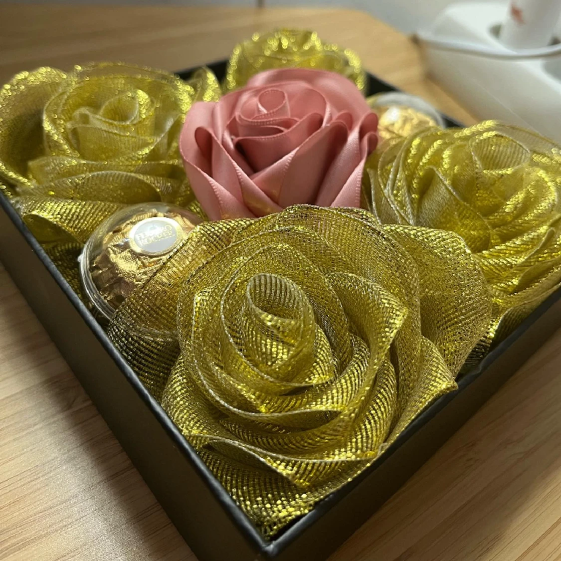 Box med choklad och blommor  - 91