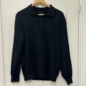 Långärmad pikétröja från Massimo Dutti. Storlek XL men sitter som en M. Snyggt skick! Nypris 699 kr. Priset kan diskuteras vid snabb affär!