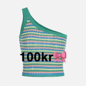 Multifärgad Topp - Denna super gulliga multifärgade topp som har en axel! Kommer tyvärr inte till användning = Oanvänd 🫶🏻 Köpt här på Plick så lite osäker vart den är ifrån men en kopia från en topp från Cider!