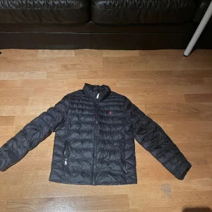 Polo Ralph Laurent jacka - Säljer min polo jacka då den är för liten. Den har inga hål och är i väldigt bra skick. Det är storlek 14-16 år. Ny pris är 3000