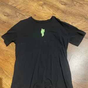 Billie eilish t shirt  - Nypris 199kr, bra skick, tryck på både fram och baksida  35+ BILLIE EILISH PRODUKTER KOLLA MITT KONTO