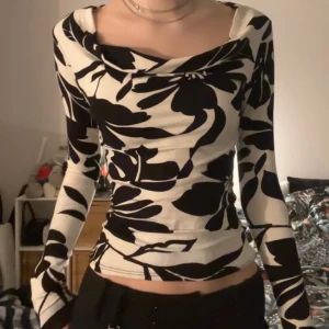 Långärmad tröja - Handsydd långärmad tröja med ”cowl neck” halsringning . Passar XS/S