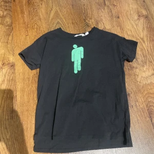 Billie Eilish T shirt - Nypris 99kr, nyskick, tryck på fram och baksida, h&m 35+ BILLIE EILISH PRODUKTER KOLLA MITT KONTO