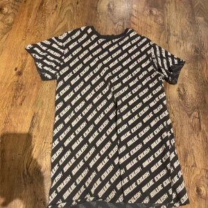 Billie Eilish t-shirtklänning - Nypris 199kr, h&m, fint skick 35+ BILLIE EILISH PRODUKTER KOLLA MITT KONTO