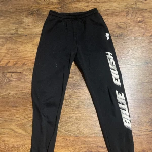 Billie Eilish Joggers - Nypris 179kr, bra skick, hm 35+ BILLIE EILISH SAKER KOLLA MITT KONTO