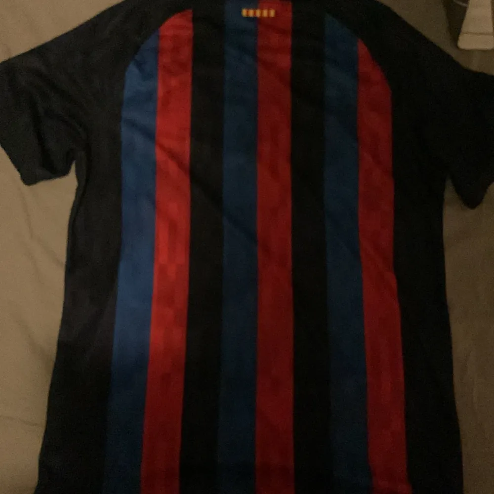 Barcelona tröja utan Spotify sponsorn, köpt i Spanien. Den är äkta då det såldes en andel tröjor utan sponsor Skicka 9/10, knappt använd Pris går att diskuteras . T-shirts.