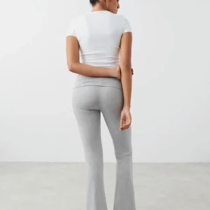 Gråa leggings🩶 - Köpt på Gina Tricot för 359kr i storlek S men passar lika bra på XS.