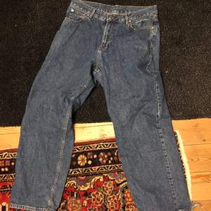 Sweet sktbs jeans. Slitna längst ner annars bra skick