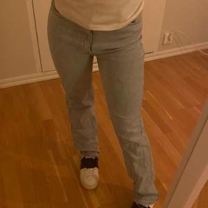 Säljer ett par ljusblå jeans från monki. Har sytt om de så de är mer raka/bootcut. De har ett litet hål vid fickan (se bild 3) där av priset! Hör av er vid funderingar!✨